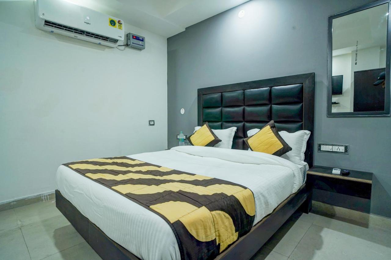Hotel Red Snapper Couple Friendly At West Delhi New Delhi Exterior photo