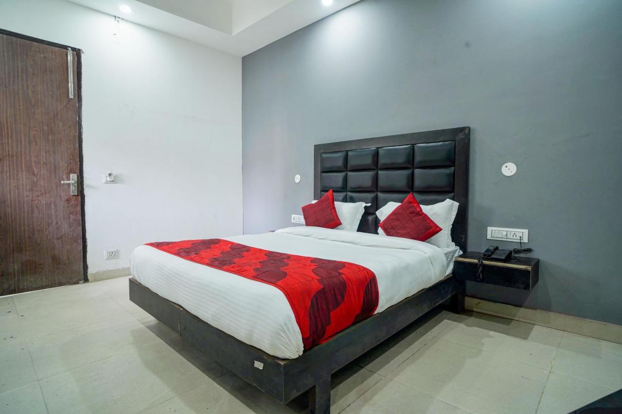 Hotel Red Snapper Couple Friendly At West Delhi New Delhi Exterior photo